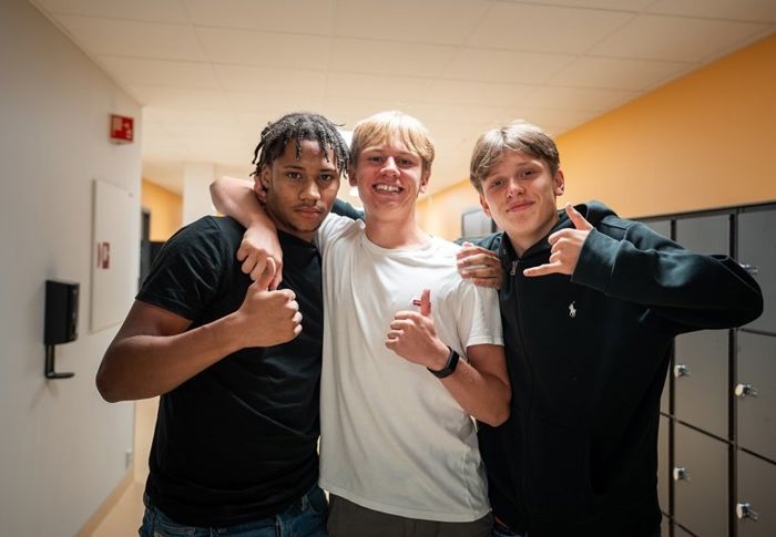  Tre glade gutter i fellesområde på skulen
